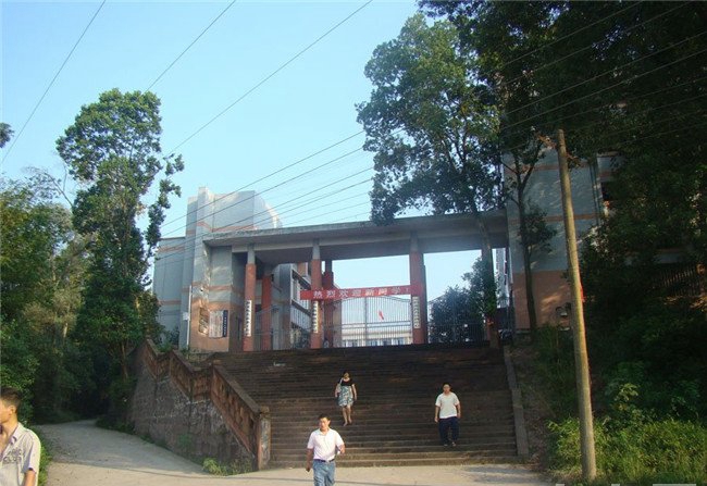 赤水市中等职业学校晨光普照的校门