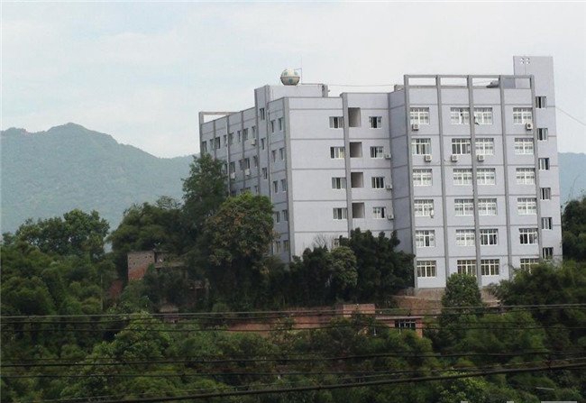 赤水市中等职业学校晨光普照的校门